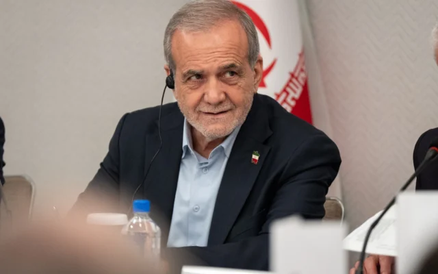 Le président iranien Masoud Pezeshkian répond aux questions des médias lors d'une conférence de presse à New York, le 26 septembre 2025. (Crédit : AP Photo/Angelina Katsanis)