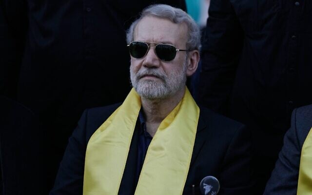 Ali Larijani, secrétaire du Conseil de sécurité nationale iranien, assistant à une cérémonie marquant le premier anniversaire de l’élimination du chef du groupe terroriste chiite libanais du Hezbollah Hassan Nasrallah, sur la tombe de ce dernier, à Beyrouth, au Liban, le 27 septembre 2025. (Crédit : Bilal Hussein/AP Photo) Ali Larijani, secrétaire du Conseil de sécurité nationale iranien, assistant à une cérémonie marquant le premier anniversaire de l’élimination du chef du groupe terroriste chiite libanais du Hezbollah Hassan Nasrallah, sur la tombe de ce dernier, à Beyrouth, au Liban, le 27 septembre 2025. (Crédit : Bilal Hussein/AP Photo)