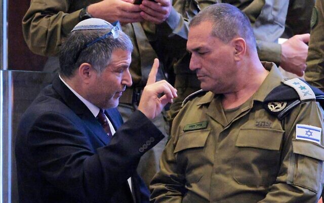Le chef du Shin Bet, David Zini, à gauche, s'entretient avec le chef de l'armée israélienne, le lieutenant-général Eyal Zamir, avant l'arrivée du président américain Donald Trump pour s'adresser à la Knesset, le 13 octobre 2025 à Jérusalem. (Crédit : Chip Somodevilla/Pool via AP)