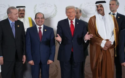 Le président Donald Trump, entouré du président turc Recep Tayyip Erdogan, du président égyptien Abdel-Fattah el-Sissi et de l’émir du Qatar Tamim bin Hamad Al Thani. À l’arrière-plan figurent l’émir du Koweït Cheikh Meshal Al Ahmad Al Sabah, le Premier ministre pakistanais Shehbaz Sharif et le Premier ministre néerlandais Dick Schoof, faisant un geste lors d’une photo prise lors d’un sommet visant à soutenir la fin de la guerre entre Israël et le Hamas à Gaza, qui dure depuis plus de deux ans, après un accord de cessez-le-feu décisif, à Charm el-Cheikh, en Égypte, le 13 octobre 2025. (Crédit : Evan Vucci/AP)