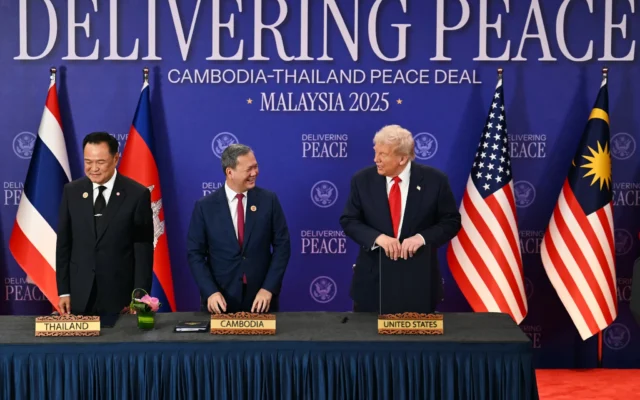 Le président américain Donald Trump s'entretient avec le Premier ministre cambodgien Hun Manet, tandis que le Premier ministre thaïlandais Anutin Charnvirakul (à gauche) se tient à ses côtés, après la signature officielle d'un accord de cessez-le-feu entre la Thaïlande et le Cambodge, en marge du 47e sommet de l'Association des nations de l'Asie du Sud-Est (ASEAN) à Kuala Lumpur, en Malaisie, le 26 octobre 2025. (Crédit : Mohd Rasfan/Pool Photo via AP) Le président américain Donald Trump s'entretient avec le Premier ministre cambodgien Hun Manet, tandis que le Premier ministre thaïlandais Anutin Charnvirakul (à gauche) se tient à ses côtés, après la signature officielle d'un accord de cessez-le-feu entre la Thaïlande et le Cambodge, en marge du 47e sommet de l'Association des nations de l'Asie du Sud-Est (ASEAN) à Kuala Lumpur, en Malaisie, le 26 octobre 2025. (Crédit : Mohd Rasfan/Pool Photo via AP)