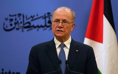 Le Premier ministre de l'Autorité palestinienne, Mohammad Mustafa, s'exprimant lors d'une conférence de presse conjointe avec la chef de la politique étrangère de l'Union européenne, Kaja Kallas, à l'issue de leur réunion dans son bureau de Ramallah, en Cisjordanie, le 24 mars 2025. (Crédit : Nasser Nasser/AP Photo/Pool)