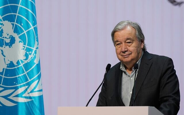 Le secrétaire général des Nations unies, Antonio Guterres, s'exprimant lors d'une conférence de presse à la COP30, le sommet des Nations unies sur le climat, à Belém, au Brésil, le 20 novembre 2025. (Crédit : Fernando Llano/AP Photo)