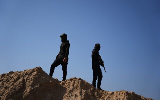 Illustration : des combattants du Jihad islamique recherchent les corps des otages au nord de Nuseirat, dans la bande de Gaza, le 21 novembre 2025. (Crédit : AP/Abdel Kareem Hana)