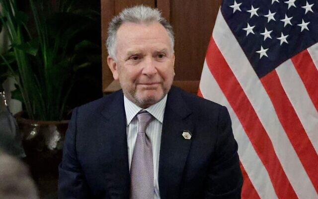 L'envoyé spécial américain Steve Witkoff participant à une réunion avec des responsables ukrainiens, à Hallandale Beach, en Floride, le 30 novembre 2025. (Crédit : Terry Renna /AP)