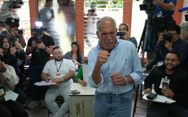 Nasry Asfura lors des élections générales, à Tegucigalpa, au Honduras, le 30 novembre 2025. (Crédit : Moises Castillo/AP Photo) Nasry Asfura lors des élections générales, à Tegucigalpa, au Honduras, le 30 novembre 2025. (Crédit : Moises Castillo/AP Photo)