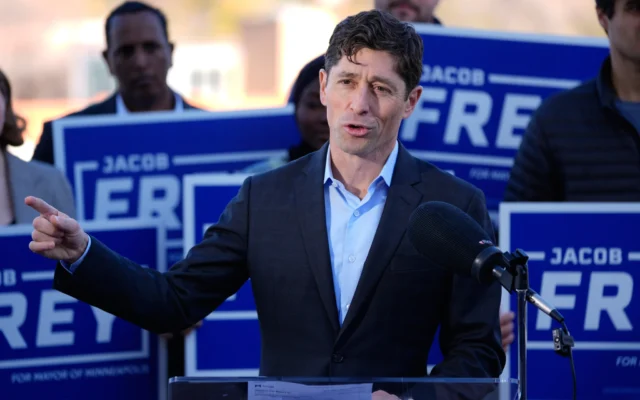 Le maire de Minneapolis, Jacob Frey, s’exprimant lors d’une conférence de presse après avoir remporté un troisième mandat lors de l’élection à scrutin préférentiel de la ville, à Minneapolis, le 5 novembre 2025. (Crédit : Abbie Parr/AP) Le maire de Minneapolis, Jacob Frey, s’exprimant lors d’une conférence de presse après avoir remporté un troisième mandat lors de l’élection à scrutin préférentiel de la ville, à Minneapolis, le 5 novembre 2025. (Crédit : Abbie Parr/AP)