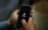 Illustration : Un homme ouvrant l'application "TikTok sur son téléphone portable, à Islamabad, au Pakistan, en juillet 2020. (Crédit : Anjum Naveed/AP)