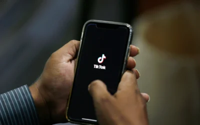 Illustration : Un homme ouvrant l'application "TikTok sur son téléphone portable, à Islamabad, au Pakistan, en juillet 2020. (Crédit : Anjum Naveed/AP)
