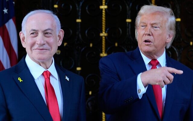 Le président américain Donald Trump s'adressant aux journalistes alors qu'il accueille le Premier ministre Benjamin Netanyahu, à Mar-a-Lago, à Palm Beach, en Floride, le 29 décembre 2025. (Crédit : Alex Brandon/AP)