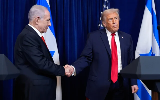Le président américain Donald Trump (à droite) serre la main du Premier ministre Netanyahu alors qu’il écoute une question d’un journaliste à la fin d’une conférence de presse à Mar-a-Lago, à Palm Beach, en Floride, le 29 décembre 2025. (Crédit : Alex Brandon/AP)