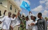 Des personnes brandissant le drapeau somalien lors d'une manifestation contre la reconnaissance du Somaliland comme nation indépendante par Israël, à Mogadiscio, en Somalie, le 30 décembre 2025. (Crédit : Farah Abdi Warsameh/AP)