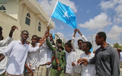 Des personnes brandissant le drapeau somalien lors d'une manifestation contre la reconnaissance du Somaliland comme nation indépendante par Israël, à Mogadiscio, en Somalie, le 30 décembre 2025. (Crédit : Farah Abdi Warsameh/AP)