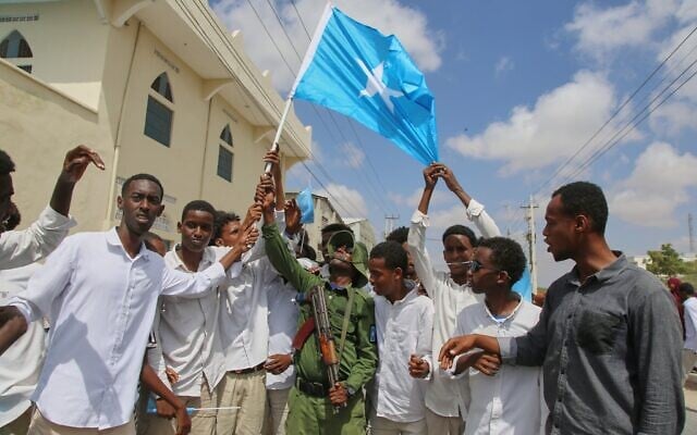 Des personnes brandissant le drapeau somalien lors d'une manifestation contre la reconnaissance du Somaliland comme nation indépendante par Israël, à Mogadiscio, en Somalie, le 30 décembre 2025. (Crédit : Farah Abdi Warsameh/AP)