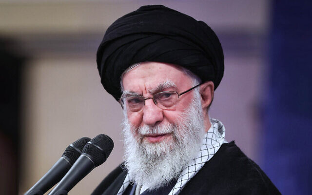Le guide suprême iranien, l’ayatollah Ali Khamenei, s’exprime lors d’une réunion à Téhéran, en Iran, le 3 janvier 2026. (Crédit : Bureau du guide suprême iranien/AP)
