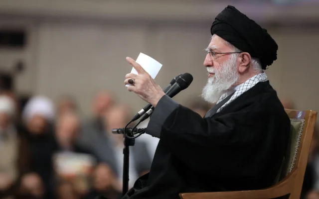 Sur cette photo publiée par le site officiel du bureau du guide suprême iranien, le guide suprême ayatollah Ali Khamenei s'exprime lors d'une réunion à Téhéran, en Iran, le samedi 3 janvier 2026. (Crédit : Bureau du guide suprême iranien via AP) Sur cette photo publiée par le site officiel du bureau du guide suprême iranien, le guide suprême ayatollah Ali Khamenei s'exprime lors d'une réunion à Téhéran, en Iran, le samedi 3 janvier 2026. (Crédit : Bureau du guide suprême iranien via AP)