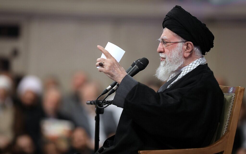 Sur cette photo publiée par le site officiel du bureau du guide suprême iranien, l'ayatollah Ali Khamenei, celui-ci s'exprime lors d'une réunion à Téhéran, en Iran, le 3 janvier 2026. (Crédit : Bureau du guide suprême iranien via AP)
