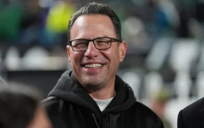 Le gouverneur de Pennsylvanie, Josh Shapiro, assistant à l'échauffement avant un match de football américain de la NFL entre les Eagles de Philadelphie et les Lions de Detroit, à Philadelphie, le 16 novembre 2025. (Crédit : Matt Slocum/AP Photo)