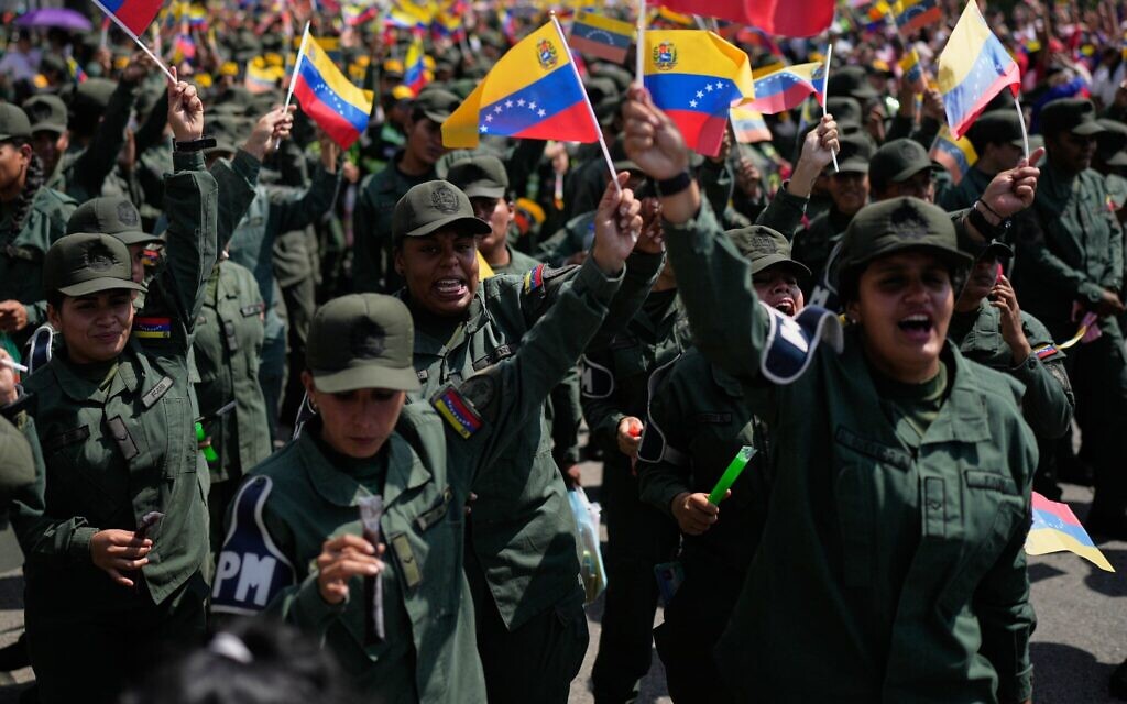 Des femmes membres de la Garde nationale bolivarienne du Venezuela participant à une marche féminine pour réclamer le retour du dictateur vénézuélien Nicolas Maduro à Caracas, le 6 janvier 2026, trois jours après que les forces américaines l'ont capturé avec son épouse. (Crédit : Matias Delacroix/AP)