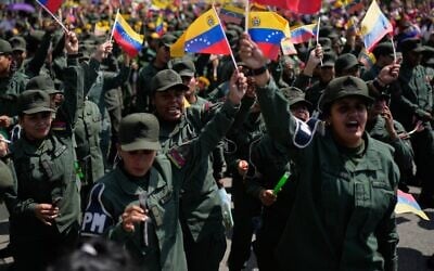 Des femmes membres de la Garde nationale bolivarienne du Venezuela participant à une marche féminine pour réclamer le retour du dictateur vénézuélien Nicolas Maduro à Caracas, le 6 janvier 2026, trois jours après que les forces américaines l'ont capturé avec son épouse. (Crédit : Matias Delacroix/AP)