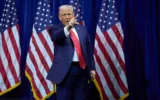 Le président américain Donald Trump salue la foule en quittant la scène après s’être adressé aux législateurs républicains de la Chambre des représentants lors de leur retraite politique annuelle, à Washington, le mardi 6 janvier 2026. (Crédit : Evan Vucci/AP)