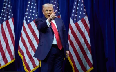 Le président américain Donald Trump salue la foule en quittant la scène après s’être adressé aux législateurs républicains de la Chambre des représentants lors de leur retraite politique annuelle, à Washington, le mardi 6 janvier 2026. (Crédit : Evan Vucci/AP)