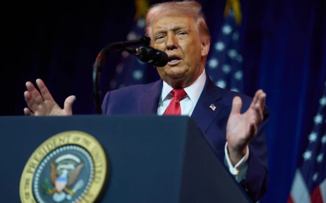 Le président américain Donald Trump s'adresse aux législateurs républicains de la Chambre des représentants lors de leur retraite politique annuelle, le 6 janvier 2026, à Washington. (Crédit : AP Photo/Evan Vucci)