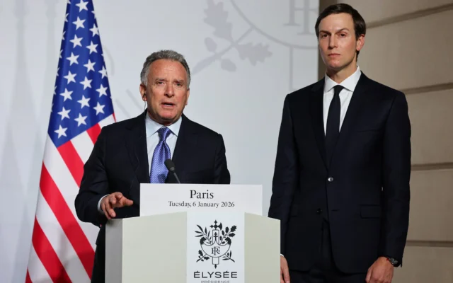L'envoyé spécial américain Steve Witkoff prononçant un discours sous le regard de Jared Kushner lors de la signature de la déclaration sur le déploiement d'une force post-cessez-le-feu en Ukraine, à l'Élysée, à Paris, le 6 janvier 2026. (Crédit : Ludovic Marin, photo Pool via AP)