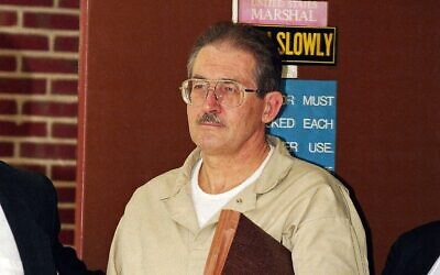 L'ancien agent de la CIA Aldrich Ames quitte le tribunal fédéral après avoir plaidé coupable d'espionnage et de complot en vue d'évasion fiscale,, à Alexandria, en Virginie le 28 avril 1994. (Crédit : Wilfredo Lee/AP)