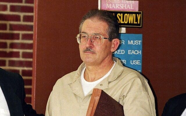 L'ancien agent de la CIA Aldrich Ames quitte le tribunal fédéral après avoir plaidé coupable d'espionnage et de complot en vue d'évasion fiscale,, à Alexandria, en Virginie le 28 avril 1994. (Crédit : Wilfredo Lee/AP) L'ancien agent de la CIA Aldrich Ames quitte le tribunal fédéral après avoir plaidé coupable d'espionnage et de complot en vue d'évasion fiscale,, à Alexandria, en Virginie le 28 avril 1994. (Crédit : Wilfredo Lee/AP)