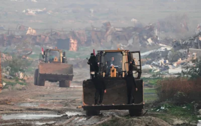 Des terroristes du Hamas recherchant les restes de l’otage israélien Ran Gvili dans le quartier de Zeitoun, à Gaza-City, le 7 janvier 2026. (Crédit : Abdel Kareem Hana/AP)