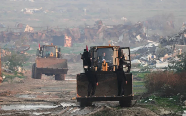 Des terroristes du Hamas recherchant les restes de l’otage israélien Ran Gvili dans le quartier de Zeitoun, à Gaza-City, le 7 janvier 2026. (Crédit : Abdel Kareem Hana/AP)
