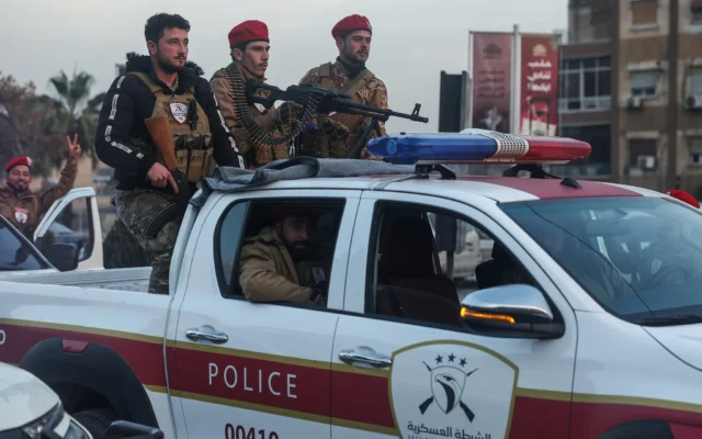 Des soldats du gouvernement syrien montant à bord d'un véhicule lors d'affrontements avec des combattants kurdes dans une zone disputée de la ville d'Alep, dans le nord de la Syrie, le 7 janvier 2026. (Crédit : Ghaith Alsayed/AP) Des soldats du gouvernement syrien montant à bord d'un véhicule lors d'affrontements avec des combattants kurdes dans une zone disputée de la ville d'Alep, dans le nord de la Syrie, le 7 janvier 2026. (Crédit : Ghaith Alsayed/AP)