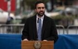 Le maire de New York, Zohran Mamdani, s’exprime lors d’une conférence de presse, dans le quartier du Queens à New York, le 7 janvier 2026. (Crédit : Yuki Iwamura/AP)