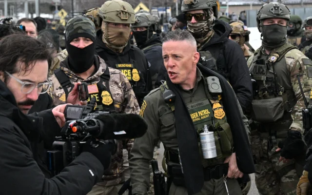 Le commandant Gregory Bovino, de la police des frontières américaine, arrive alors que des manifestants se rassemblent devant le bâtiment fédéral Bishop Henry Whipple, le jeudi 8 janvier 2026, à Minneapolis, dans le Minnesota. (Crédit : AP/Tom Baker) Le commandant Gregory Bovino, de la police des frontières américaine, arrive alors que des manifestants se rassemblent devant le bâtiment fédéral Bishop Henry Whipple, le jeudi 8 janvier 2026, à Minneapolis, dans le Minnesota. (Crédit : AP/Tom Baker)