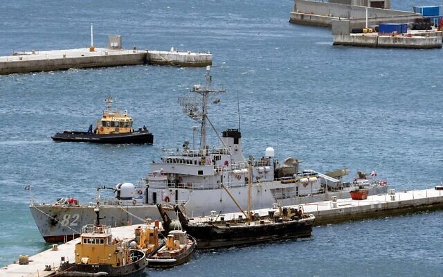 Le navire de la marine iranienne Naghdi amarré au port de Simon's Town, à Cape Town, en Afrique du Sud, le 9 janvier 2026. (Crédit : Nardus Engelbrecht/AP)