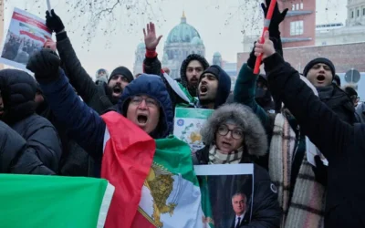 Des protestataires manifestant en soutien aux manifestations anti-régime iranien, à Berlin, en Allemagne, le 9 janvier 2026. (Crédit : Ebrahim Noroozi/AP)