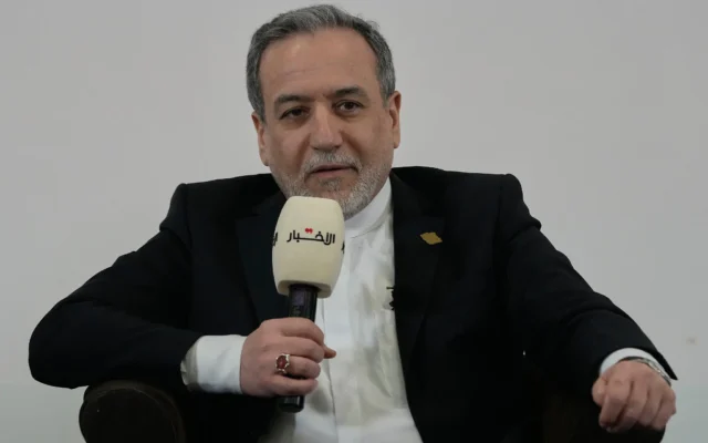 Le ministre iranien des Affaires étrangères, Abbas Araghchi, s'exprime lors d'un séminaire à Beyrouth, au Liban, le 9 janvier 2026. (Crédit : AP Photo/Hussein Malla) Le ministre iranien des Affaires étrangères, Abbas Araghchi, s'exprime lors d'un séminaire à Beyrouth, au Liban, le 9 janvier 2026. (Crédit : AP Photo/Hussein Malla)