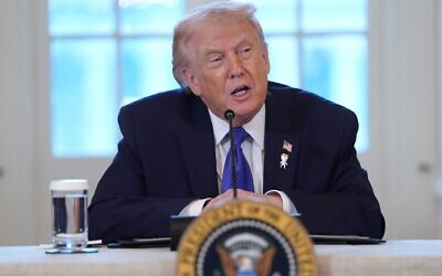 Le président américain Donald Trump s'exprimant lors d'une réunion avec des dirigeants du secteur pétrolier, dans la salle Est de la Maison Blanche, à Washington, le 9 janvier 2026. (Crédit : Evan Vucci/AP)
