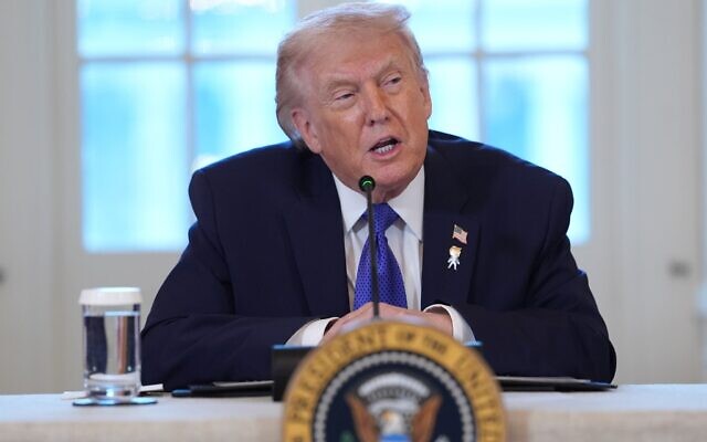 Le président américain Donald Trump s'exprimant lors d'une réunion avec des dirigeants du secteur pétrolier, dans la salle Est de la Maison Blanche, à Washington, le 9 janvier 2026. (Crédit : Evan Vucci/AP)