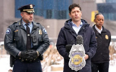 Le maire de Minneapolis, Jacob Frey, donne une conférence de presse aux côtés du chef des services de police, Brian O’Hara, le 10 janvier 2026, à Minneapolis. (Photo AP/Jen Golbeck)