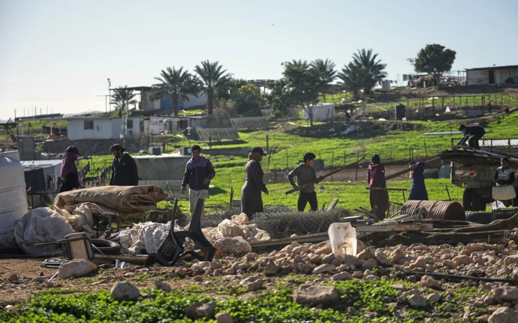 Les habitants palestiniens du village de Ras Ein al-Auja, en Cisjordanie, emballent leurs affaires et se préparent à quitter leurs maisons après avoir décidé de fuir la violence croissante des partisans du mouvement pro-implantations, le 11 janvier 2026. (Crédit: AP/Mahmoud Illean) Les habitants palestiniens du village de Ras Ein al-Auja, en Cisjordanie, emballent leurs affaires et se préparent à quitter leurs maisons après avoir décidé de fuir la violence croissante des partisans du mouvement pro-implantations, le 11 janvier 2026. (Crédit: AP/Mahmoud Illean)