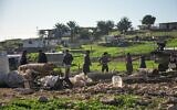 Des habitants palestiniens rassemblent leurs affaires après avoir décidé de fuir la recrudescence des violences commises par des résidents d’implantations et se préparent à quitter leurs maisons du village de Ras Ein al-Auja, en Cisjordanie, le 11 janvier 2026. (Crédit : Mahmoud Illean/AP)