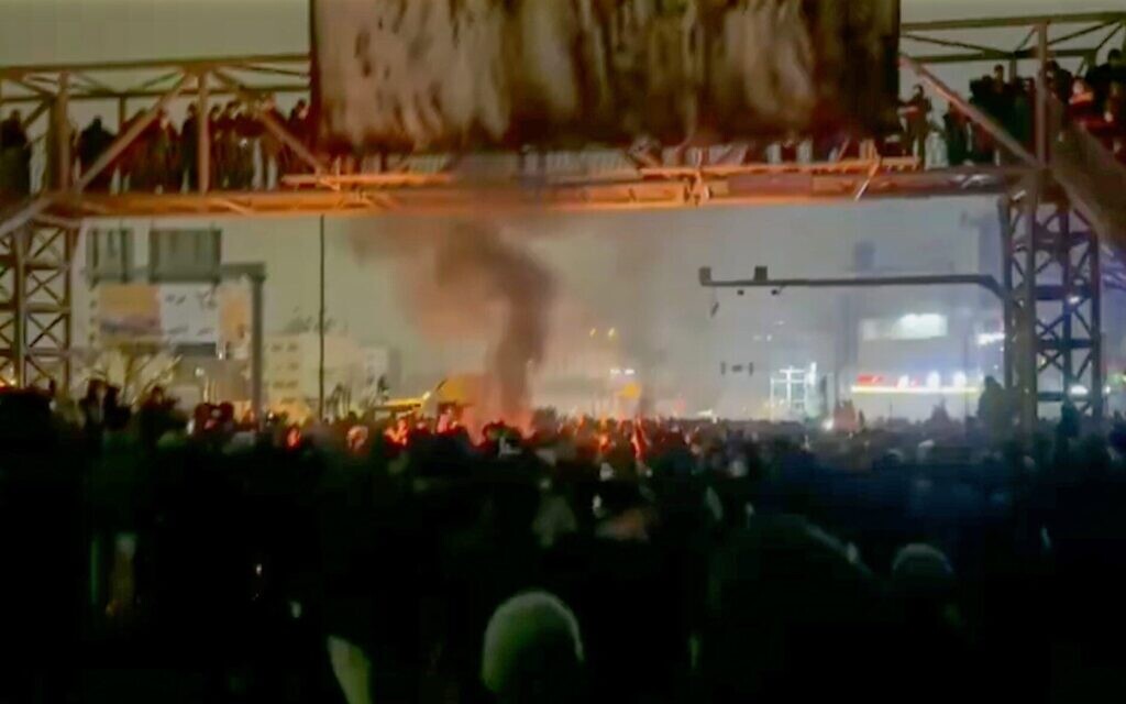 Des manifestants descendant dans la rue malgré une répression croissante, alors que la République islamique reste coupée du reste du monde, à Téhéran, en Iran, le 9 janvier 2026. (Crédit : Capture d’écran/UGC via AP)