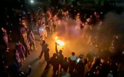 Cette image tirée d'une vidéo diffusée sur les réseaux sociaux montre des manifestants dansant et applaudissant autour d'un feu de joie alors qu'ils descendent dans la rue malgré une répression de plus en plus intense, la république islamique restant coupée du reste du monde, à Téhéran, en Iran, le 9 janvier 2026. (Crédit : UGC via AP) Cette image tirée d'une vidéo diffusée sur les réseaux sociaux montre des manifestants dansant et applaudissant autour d'un feu de joie alors qu'ils descendent dans la rue malgré une répression de plus en plus intense, la république islamique restant coupée du reste du monde, à Téhéran, en Iran, le 9 janvier 2026. (Crédit : UGC via AP)