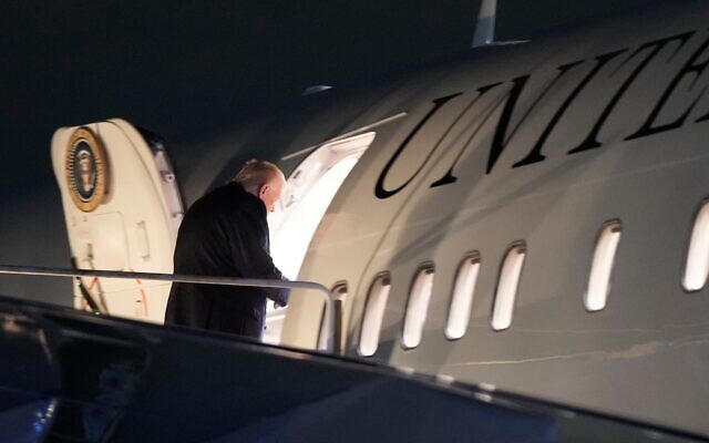 Le président Donald Trump montant à bord de l'Air Force One, à l'aéroport international de Palm Beach, à West Palm Beach, en Floride, le 11 janvier 2026. (Crédit : Julia Demaree Nikhinson/AP Photo) Le président Donald Trump montant à bord de l'Air Force One, à l'aéroport international de Palm Beach, à West Palm Beach, en Floride, le 11 janvier 2026. (Crédit : Julia Demaree Nikhinson/AP Photo)