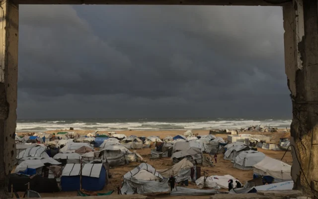 Vue d’un camp de déplacés par temps orageux, abritant des Gazaouis sur une plage à Gaza-City, le 13 janvier 2026. (Crédit : Jehad Alshrafi/AP)