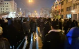 Sur cette photo obtenue par l'Associated Press, des Iraniens participent à une manifestation antigouvernementale à Téhéran, en Iran, le 8 janvier 2026. (Crédit : UGC via AP)