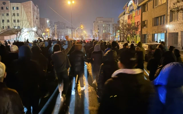 Sur cette photo obtenue par l'Associated Press, des Iraniens participent à une manifestation antigouvernementale à Téhéran, en Iran, le 8 janvier 2026. (Crédit : UGC via AP) Sur cette photo obtenue par l'Associated Press, des Iraniens participent à une manifestation antigouvernementale à Téhéran, en Iran, le 8 janvier 2026. (Crédit : UGC via AP)