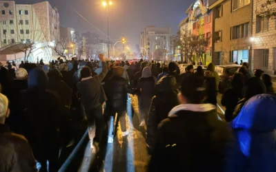 Des Iraniens participant à une manifestation anti-régimé, à Téhéran, en Iran, le 8 janvier 2026. (Crédit : UGC via AP)
